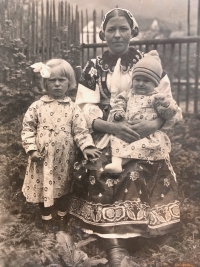 Otília Črepová s dcérami Veronikou (vľavo) a Boženou 