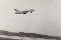 Ilegálně pořízený snímek Radko Veverkou vzletu letounu Su-7