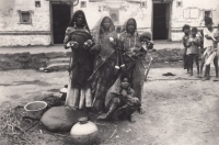 Fotografie indických žen z nejnižší kasty pořízená pamětníkem v Indii, 70. léta