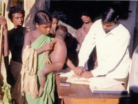 Indický lékař při očkování proti pravým neštovicím, Indie, 70. léta
