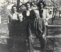 Skupina z uprchlického tábora v Ivančicích, rodina pamětnice, Cecílie a Herman Grossmannovi a jejich dcery, 1939.