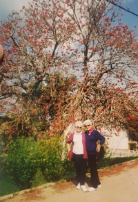 Kitty Galdová a sestřenice Lucy Mandelstamm v moshavu Ha Bonim, Izrael, 90. léta.