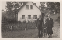 Květa Řehořková with her parents, Křížlice, 1940
