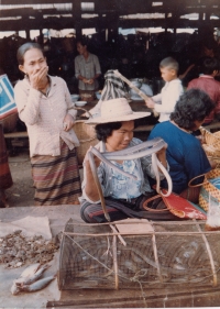 Tržiště v Laosu, foceno Vladimírem Zikmundem v 80. letech