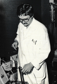 Dr. Lukáš is testing a remote controlled intramedullary nail. Undated