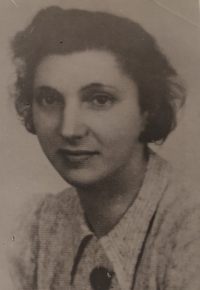 Marianne/Mitzi Drachsler (rozená Grossmann), teta pamětnice z Vídně, zahynula v Osvětimi v roce 1944.