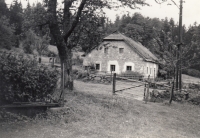 Dům sloužící jako výminek prarodičů (1930), kde se na konci války na půdě schovával z fronty zběhlý bratr Alois Pachlatko