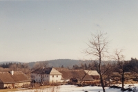 Dům prarodičů z matčiny strany Hieslových (1961), střecha je ještě pokrytá slámou