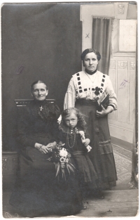 His great-gandmother (on the left), grandmother (on the right), and mother (standing in front of them), 1915 