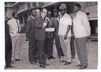 Vladimír Zikmund (v popředí s očkovací pistolí) s konžským ministrem zdravotnictví (v popředí s huňatou čepicí)