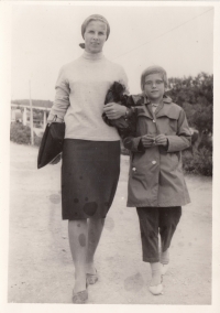 Věra Zikmundová with her daughter Vladimíra.