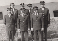 Vlevo nahoře Radko Veverka s bývalými kolegy z československé armády v roce 1979