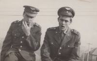 Vpravo Radko Veverka v letecké škole v Košicích v roce 1966