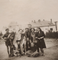 Kitty Gald with friends, Znojmo - box, 1946. Second from the right.