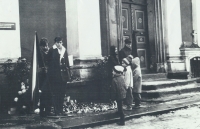 Tryzna za Jana Palacha, Jan Skrbek s vlajkou vlevo, 1969