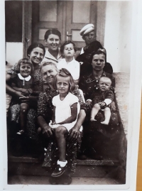 Hana Kontová (right below) with her parents and relatives in 1939