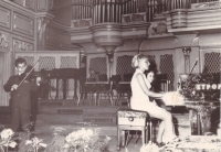 Ján Berky as a child, playing the violin in a concert hall.