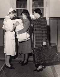 The witness’s mother giving her son over to the nursery outside of Opole, December 1944