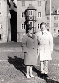 Meeting his mother after thirty years, Františkovy Lázně, 1973
