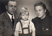 Jiří Rak s adoptivními rodiči Annou a Františkem Rakovými, kolem roku 1948