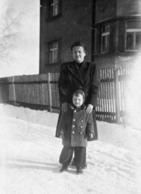 With his adopted mother, Cheb-Háje, 1948