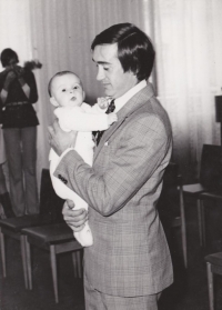 Václav Jílek s dcerou Janou na vítání občánků, 1980