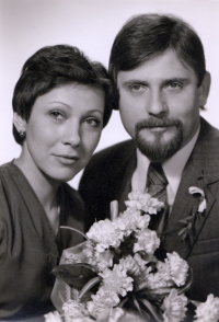 Svatební fotografie novomanželů Anny a Ludvíka Röschových z 5. prosince 1981