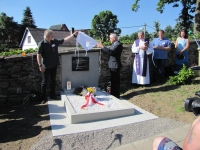 Unveiling of a plaque in the Stonařov graveyard (2016) commemorating the Germans who died in the camp in Stonařov after the war and were buried in a mass grave – a total of 201 dead.