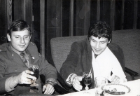 Ludvík Rösch s kamarádem Václavem Paterou na svatbě kamaráda v roce 1979