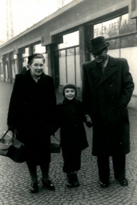 Malá Anna Röschová, dívčím jménem Zítková, s rodiči poprvé v Praze kolem roku 1955