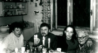 Sestra Anny Röschové Eva, manžel Ludvík Rösch, neteř Marie (dcera Anniny nejstarší sestry Marie) a maminka o Vánocích roku 1988