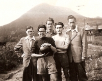 Jurajovi priatelia, v roku 1945.
