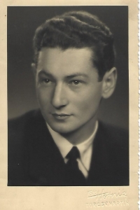 Jurajova maturitná fotografia z roku 1950.
