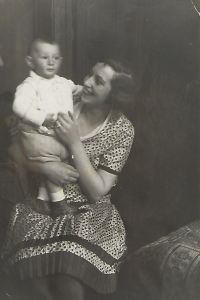 Juraj, ako malé dieťa, s matkou. V Košiciach, 1930.