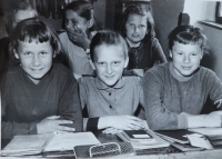 Jaroslava Štyndlová (in the middle) at the elementary school