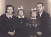 Anna Slanina ve třech letech (holčička vpravo) roku 1955