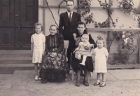 Anna Slanina se svou rodinou v prvním roce života, sedící na klíně