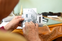 Anna Strelkov si prohlíží fotografii rodného domu
