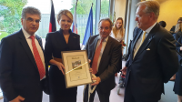 Imrich Donath presents to President Čaputová a confirmation from KKL Germany about the planting of 18 trees in Israel