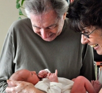 Juraj a jeho manželka Dana s ich vnukom.
