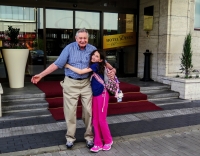 Juraj s vnučkou, pred hotelom Devín.
