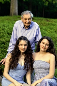 Juraj a jeho takmer dospelé vnučky.
