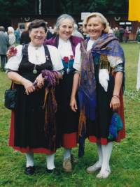Kriemhild Zeh with her sisters Ehrentraut and Sieglinde wearing the Egerland costumes