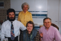 Mutter Maria Paul (sitzend), Tante Rosa Paul (stehend), Josef Paul (rechts)