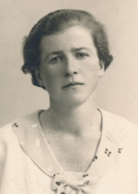 Zora Kasalická, později Škarpíšková, matka Hany Palcové, rok 1933