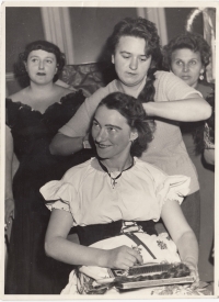 Eva Hoskovcová, amateur theatre group Na nádraží, play "Mrs. Fashion Reigns for Ages", circa 1954-55