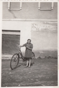 Eva Hoskovcová is looking for goods in other shops, circa 1943