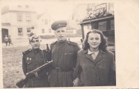 Farewell to Soviet soldiers, with glasses Volodya Kozirov, Eva Hoskovcová, 1945
