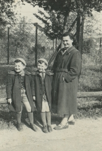 His mother with her sons - Karel and Tomáš Witz 