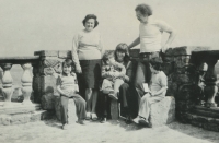 Mrs and Mr Witz with ther children and a grandmother